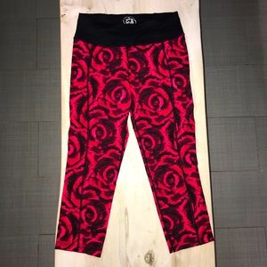 Women's High-Waist Active Capri - Red Rose Print